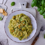 Spaghetti z kurczakiem, krewetkami i bazyliowym pesto