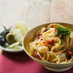 Spaghetti z zielonymi oliwkami, papryczką chilli i suszonymi pomidorami