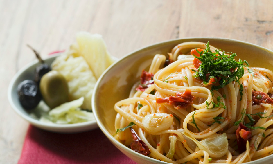 Spaghetti z zielonymi oliwkami, papryczką chilli i suszonymi pomidorami