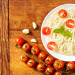 Spaghetti z pomidorami, białym winem i czosnkiem