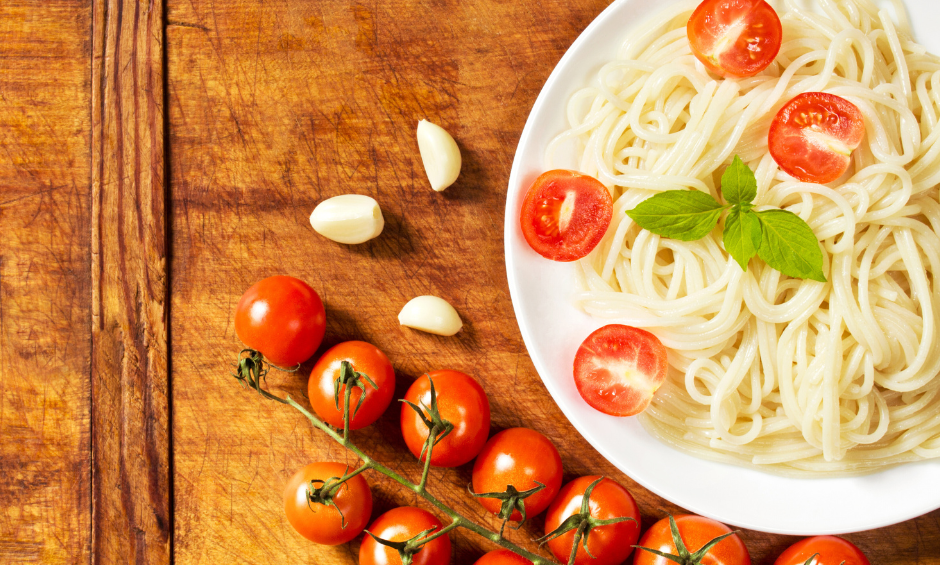 Spaghetti z pomidorami, białym winem i czosnkiem