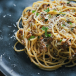 spaghetti z anchois i orzechami