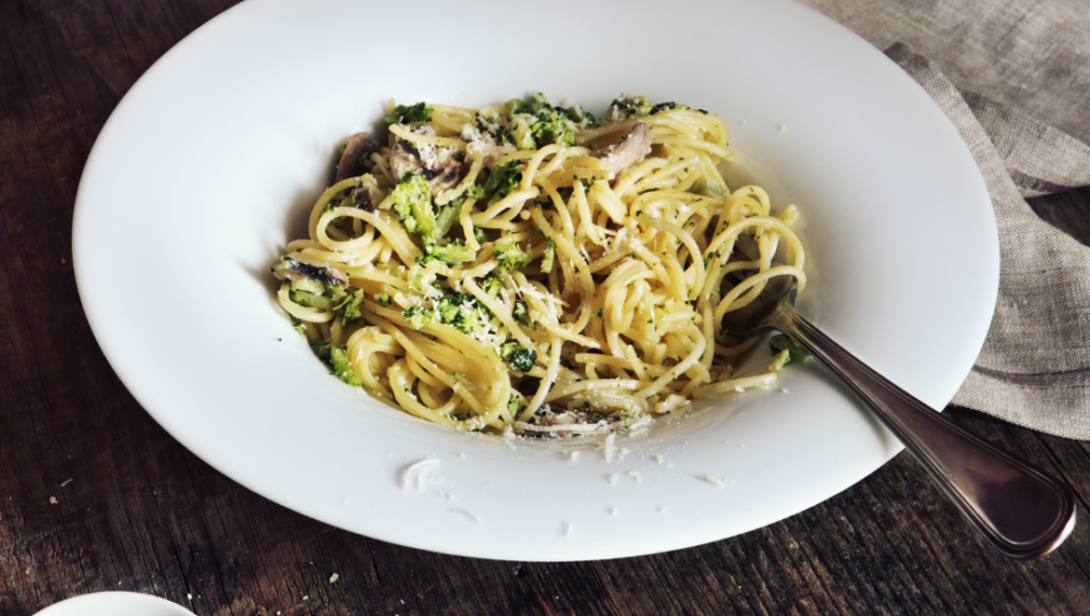 spaghetti z brokułami i anchois