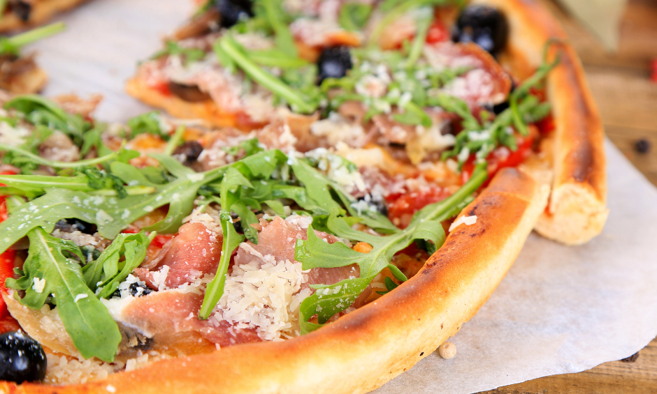 Przepis na pizzę z mozzarellą, pomidorkami, rukolą i szynką parmeńską