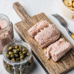 Przepis na makaron z tuńczykiem i kaparami w sosie śmietankowym