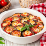 "Parmigiana" z pieczonym bakłażanem, pomidorami i serem kozim