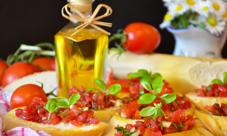 Bruschetta z pomidorami i bazylią