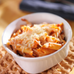 Makaron penne zapiekany z szynką i mozzarellą