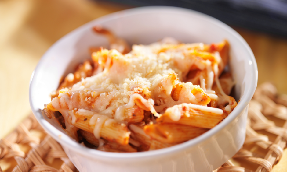 Makaron penne zapiekany z szynką i mozzarellą