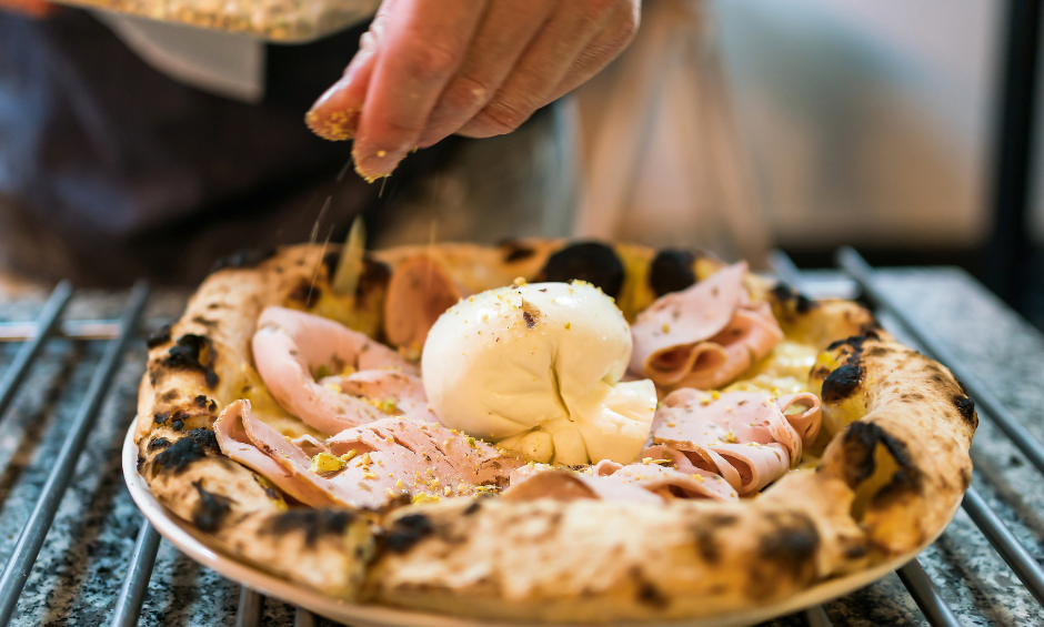 Pizza z mortadelą, pesto pistacjowym i burratą