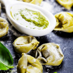 Sałatka z tortellini i bazyliowym pesto