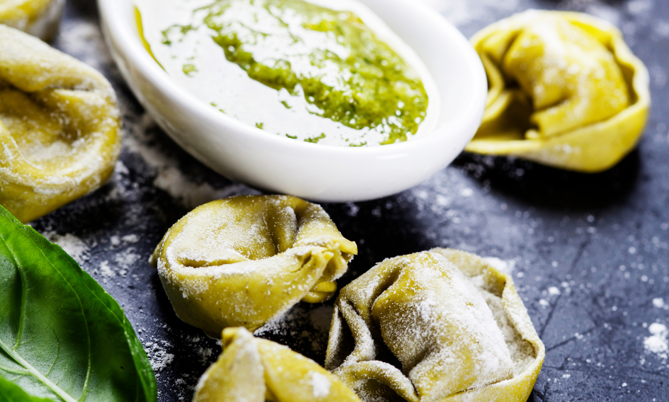 Sałatka z tortellini i bazyliowym pesto