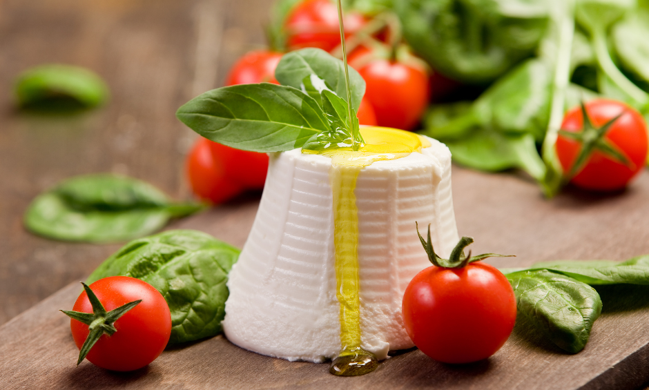 Spaghetti z pomidorami i pastą z sera ricotta