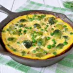 Frittata z brukselką i groszkiem