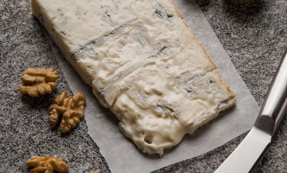 Crostini z gruszkami, serem gorgonzola, miodem i orzechami