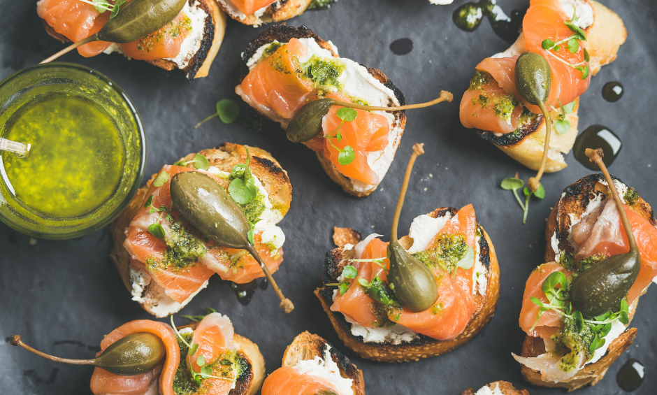 Crostini z serkiem, kaparami i łososiem