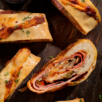 Stromboli z salami, pieczarkami i serem