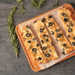 Focaccia z burratą i oliwkami