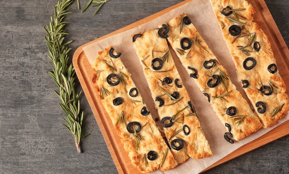 Focaccia z burratą i oliwkami