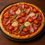 Pizza z mozzarellą, szynką i pomidorkami cherry