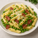 Penne z młodym groszkiem i chrupiącym boczkiem