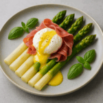 Szparagi z jajkiem w koszulce i szynką parmeńską