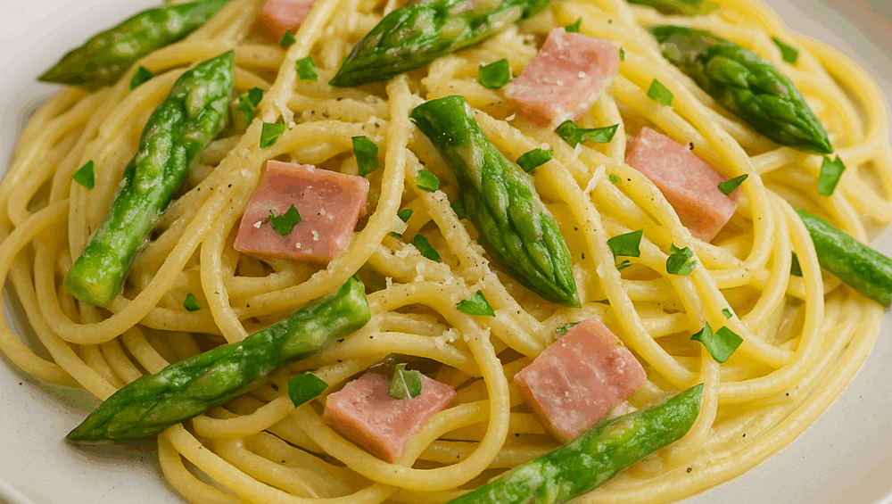 Spaghetti z szynką i szparagami