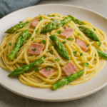 Spaghetti z szynką i szparagami
