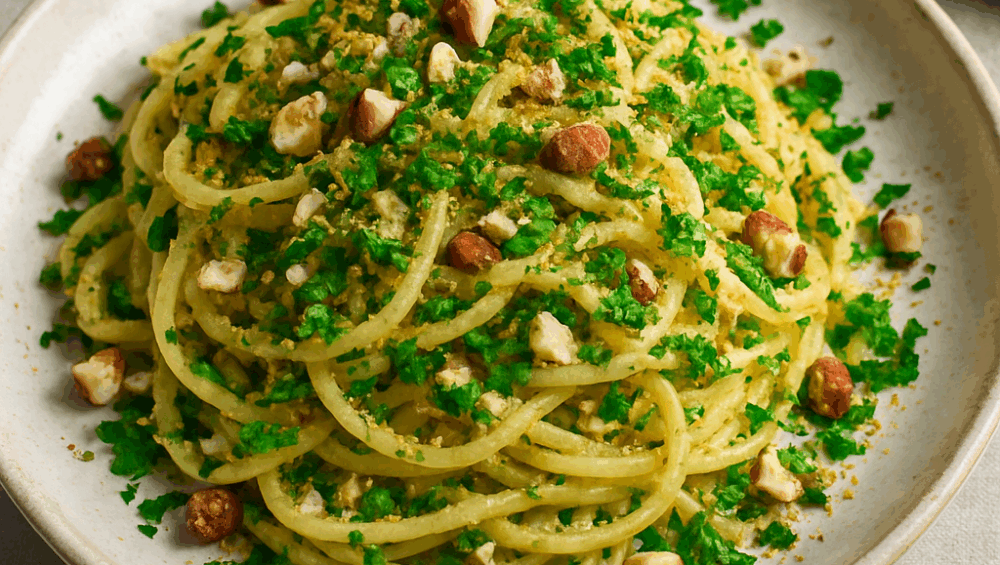 Spaghetti z orzechami laskowymi i zieloną pietruszką