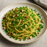 Spaghetti z orzechami laskowymi i zieloną pietruszką